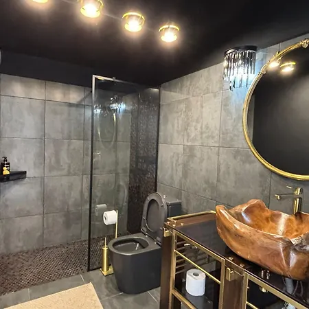 Tiger's Eye Apartment *
